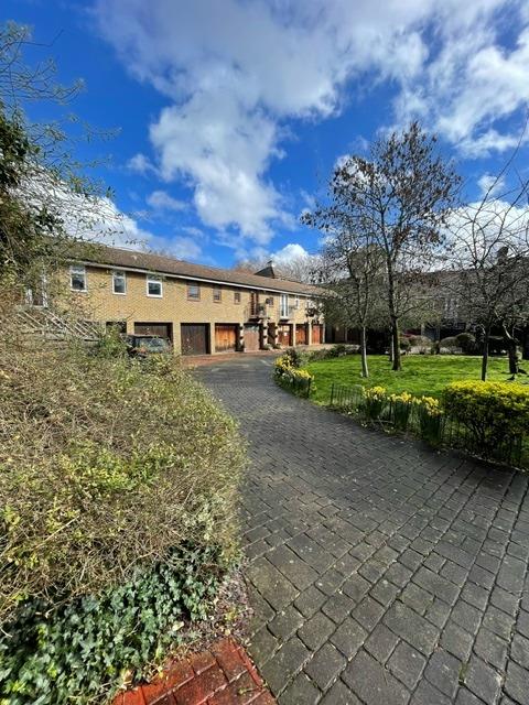 House Elmgreen Close in Greater London