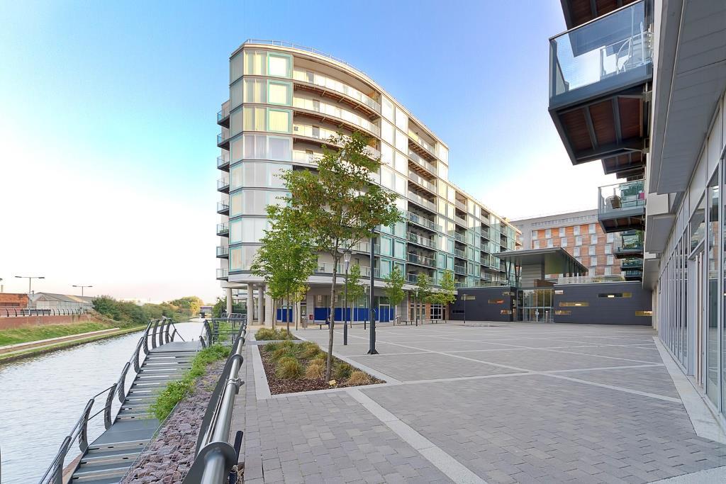 Flat Station Approach in Greater London