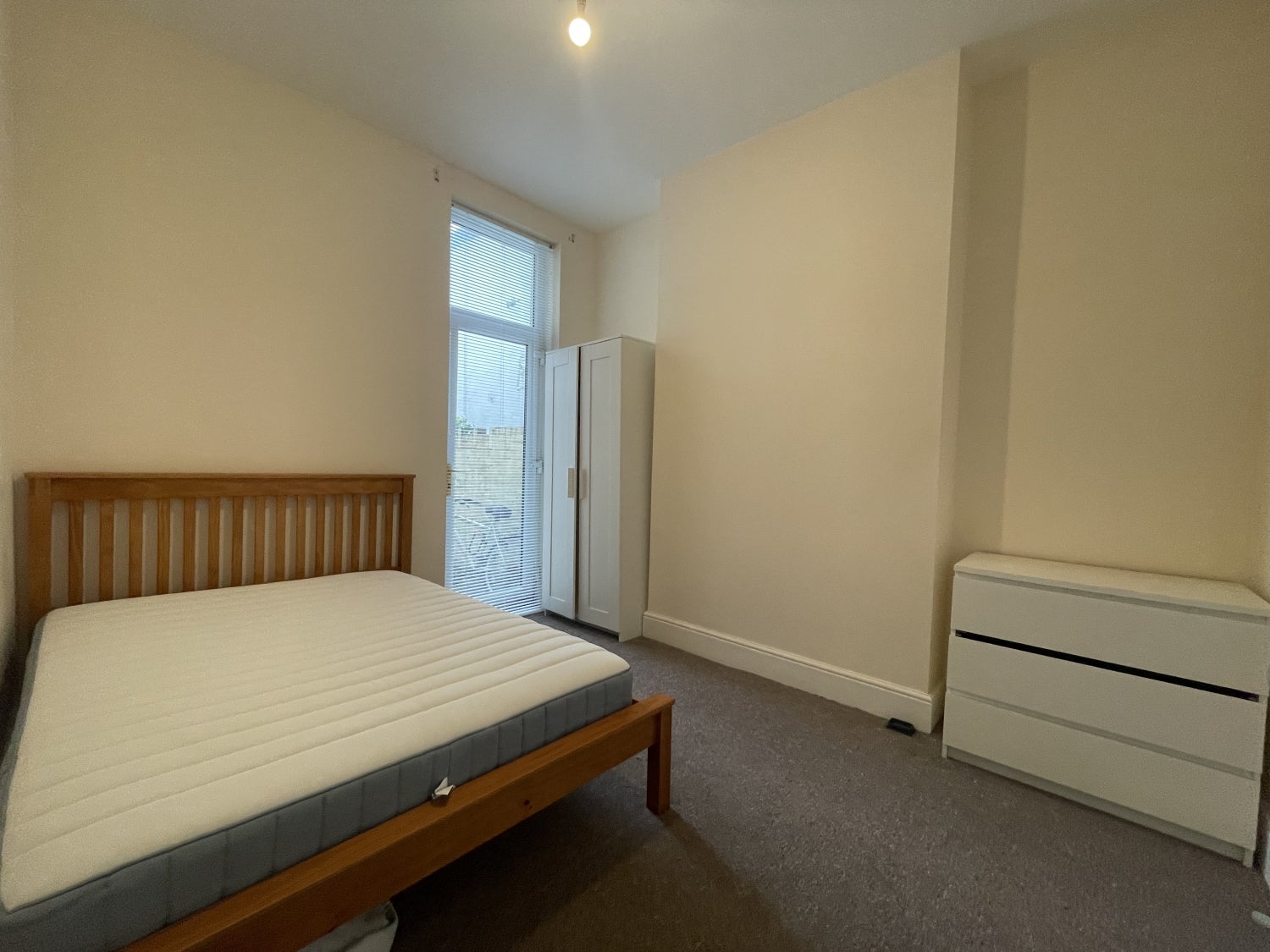 Room Florence Street in Cardiff