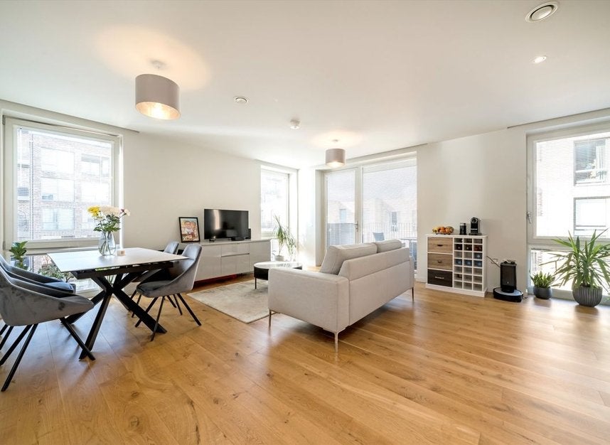 Flat Durham Wharf Drive in Greater London
