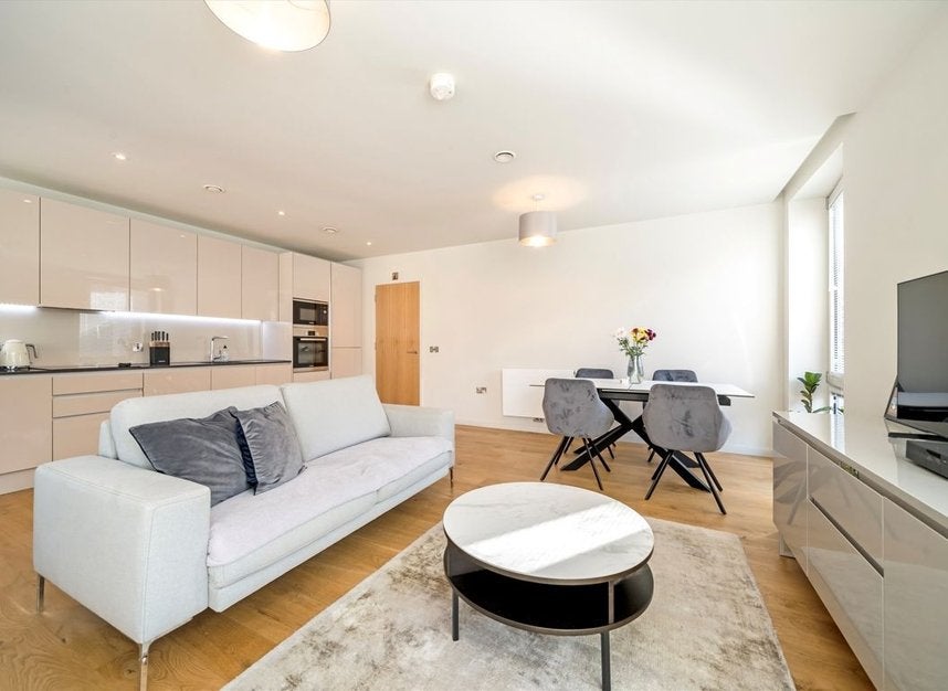 Flat Durham Wharf Drive in Greater London