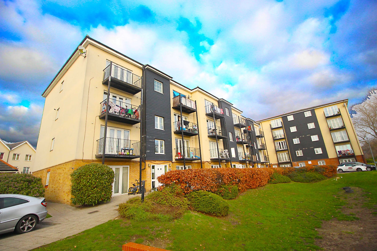 Flat Blackthorn Road in London