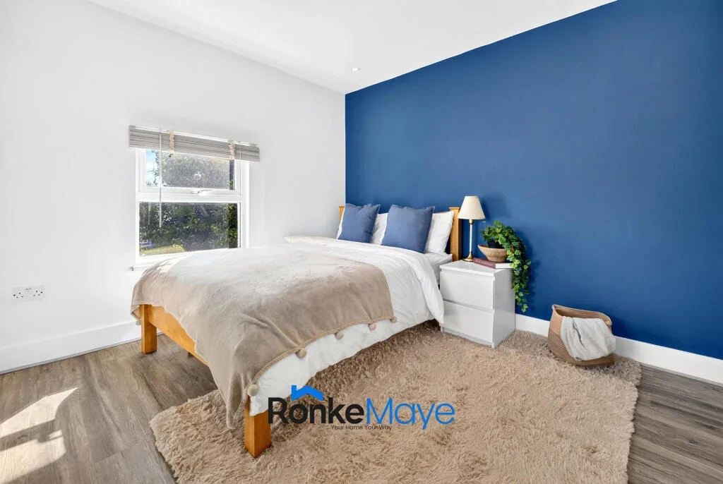 Flat Hainthorpe Road in Greater London