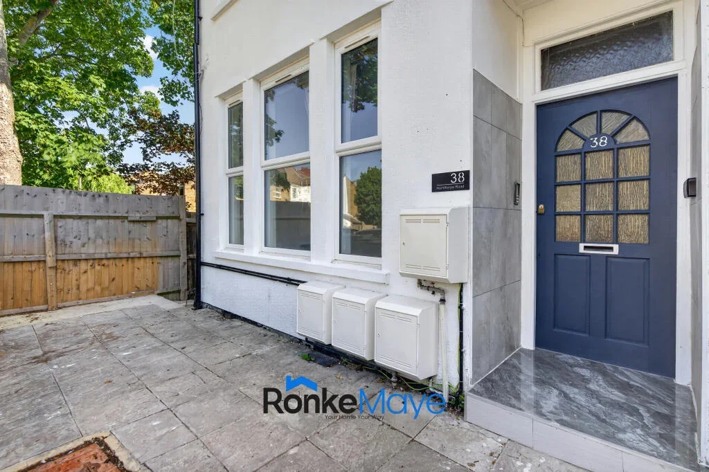 Flat Hainthorpe Road in Greater London