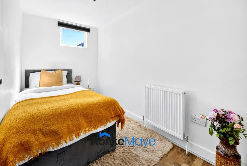Flat Hainthorpe Road in Greater London