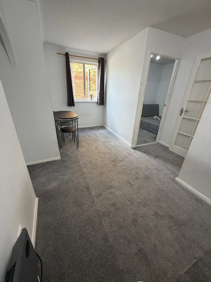 Flat Vignoles Road in Greater London