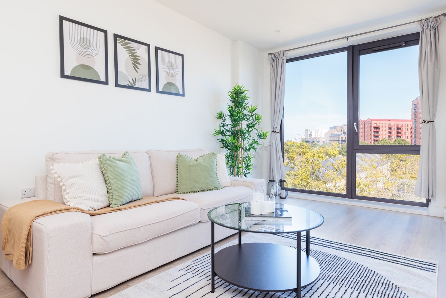 Flat Dee Street in Greater London