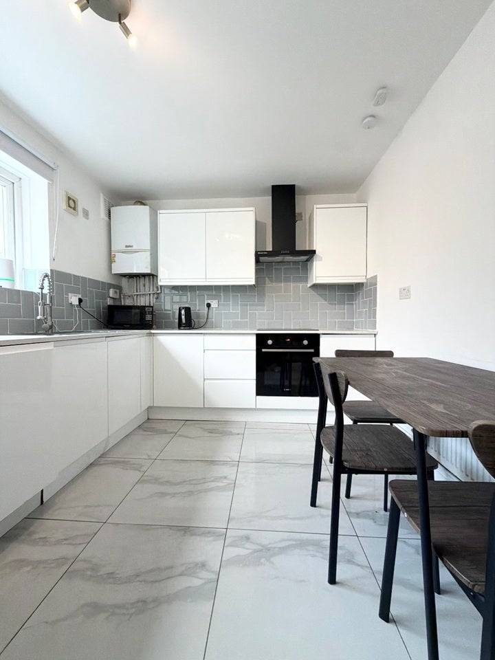 Flat Cruikshank Road in Greater London