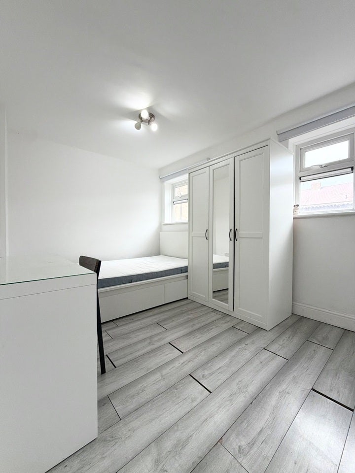 Flat Cruikshank Road in Greater London