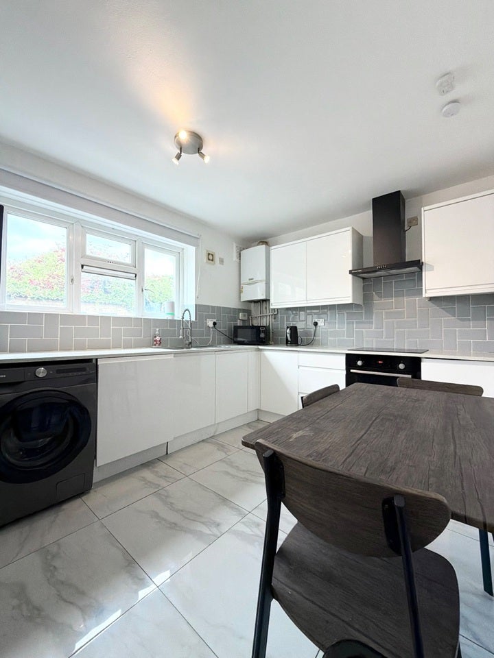 Flat Cruikshank Road in Greater London