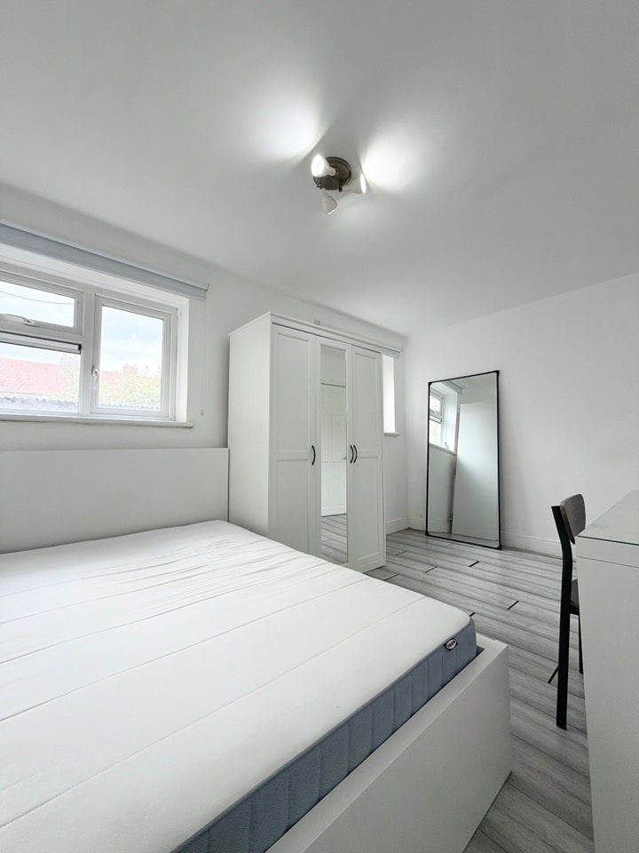 Flat Cruikshank Road in Greater London