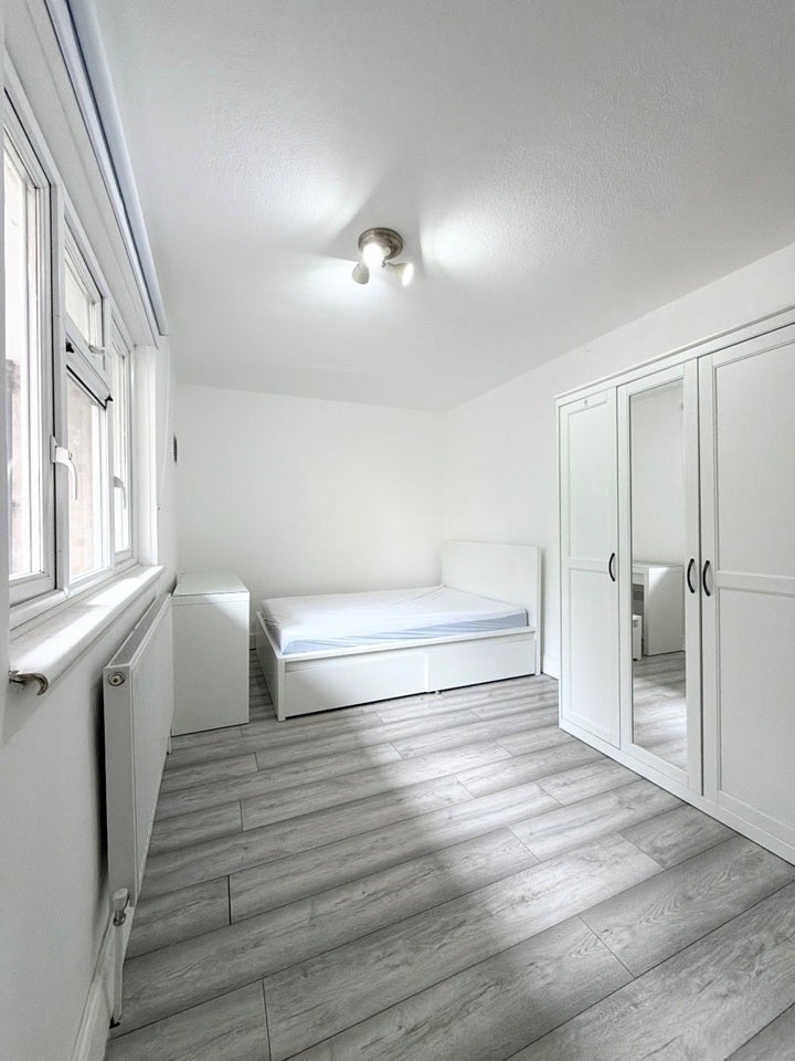 Flat Cruikshank Road in Greater London