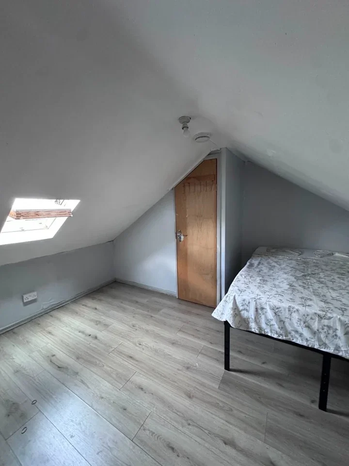 Room Arragon Road in Greater London