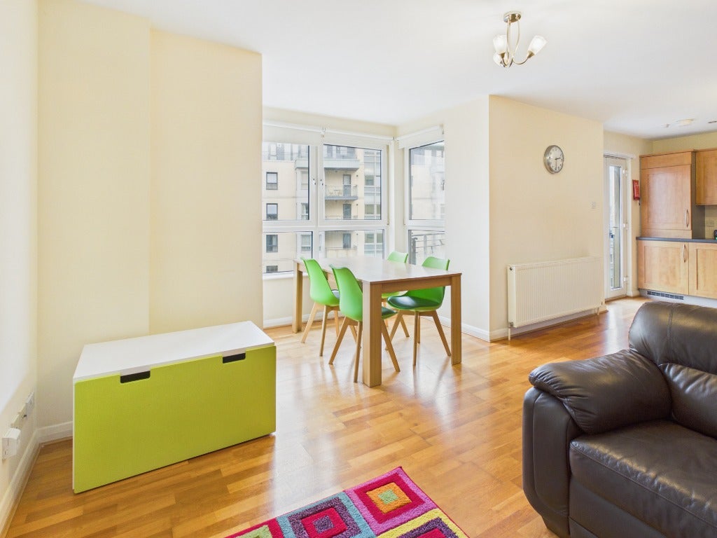 Flat Ocean Drive in City of Edinburgh