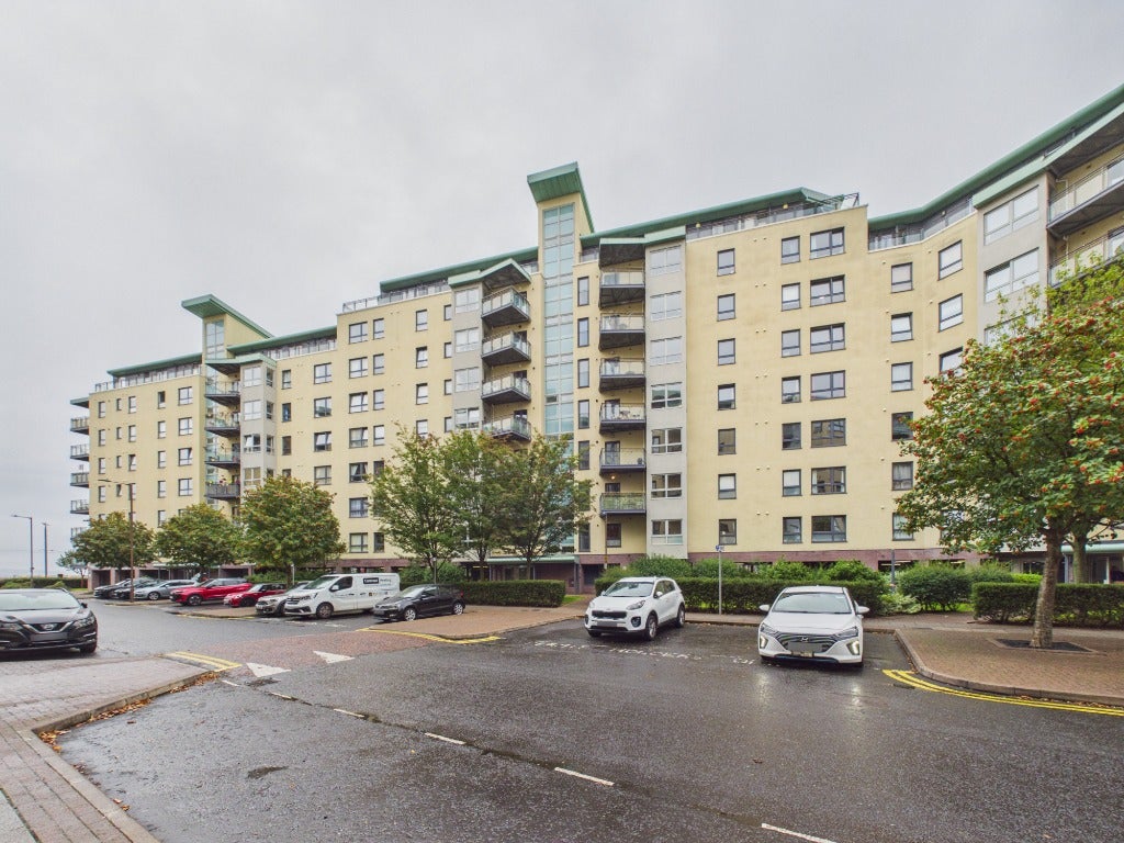 Flat Ocean Drive in City of Edinburgh