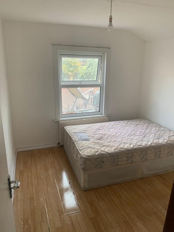 Room Grove Road in Greater London