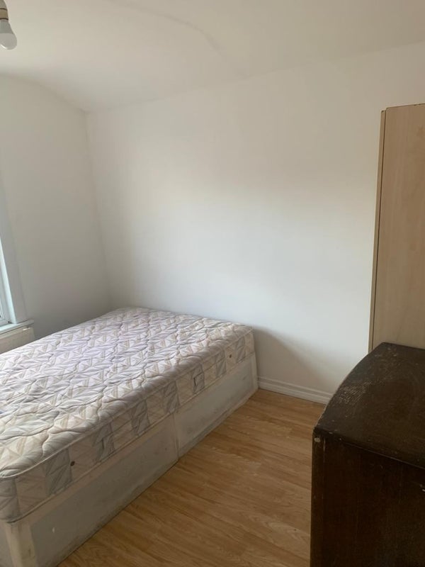 Room Grove Road in Greater London