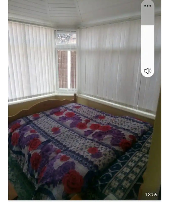 Room Crosslee Road in Manchester