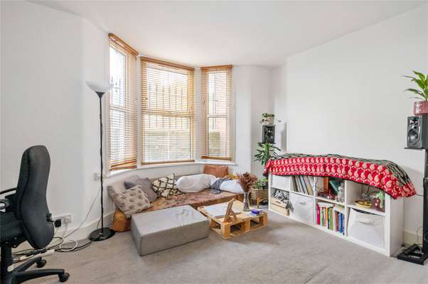 Flat Temple Street in Greater London