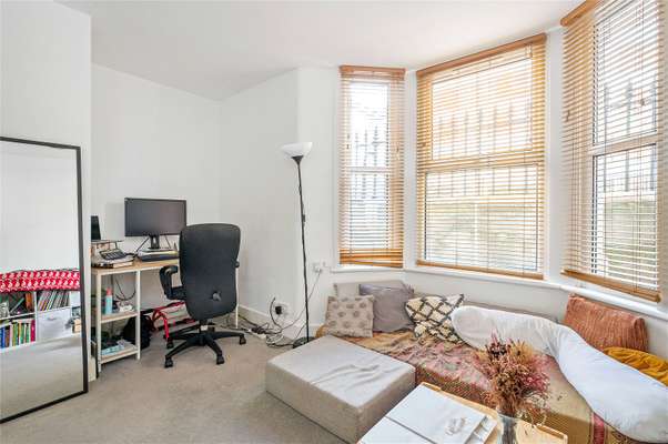 Flat Temple Street in Greater London