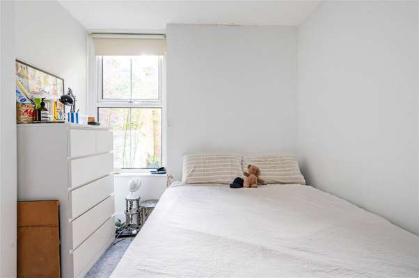 Flat Temple Street in Greater London