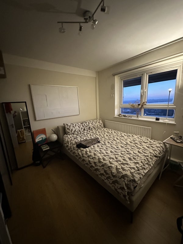 Room Urmston Drive in Greater London