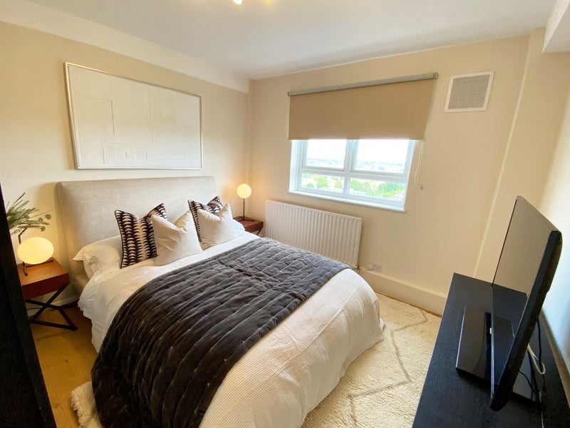 Room Urmston Drive in Greater London