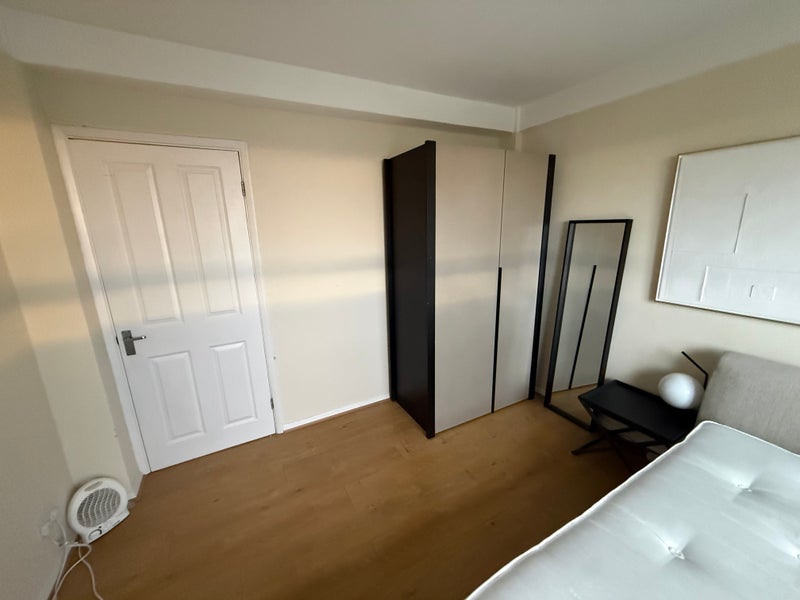 Room Urmston Drive in Greater London