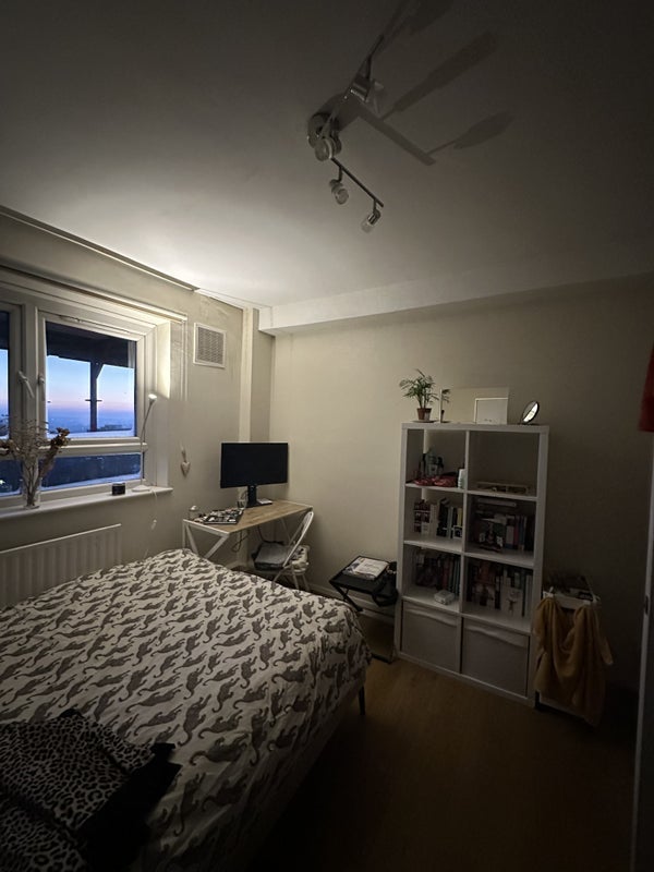 Room Urmston Drive in Greater London
