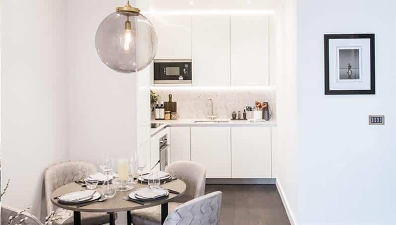 Flat Ponton Road in Greater London