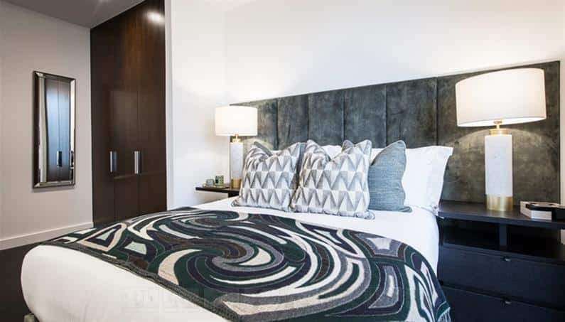 Flat Ponton Road in Greater London