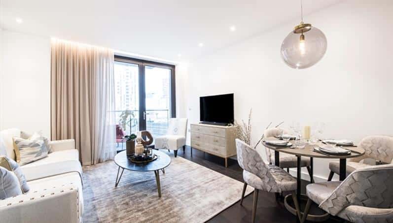 Flat Ponton Road in Greater London