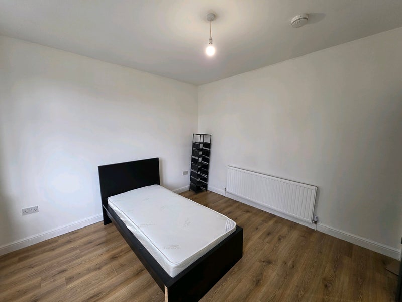 Room Chesterfield Road in Greater London