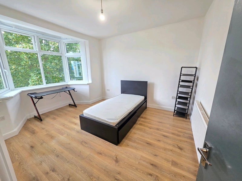 Room Chesterfield Road in Greater London
