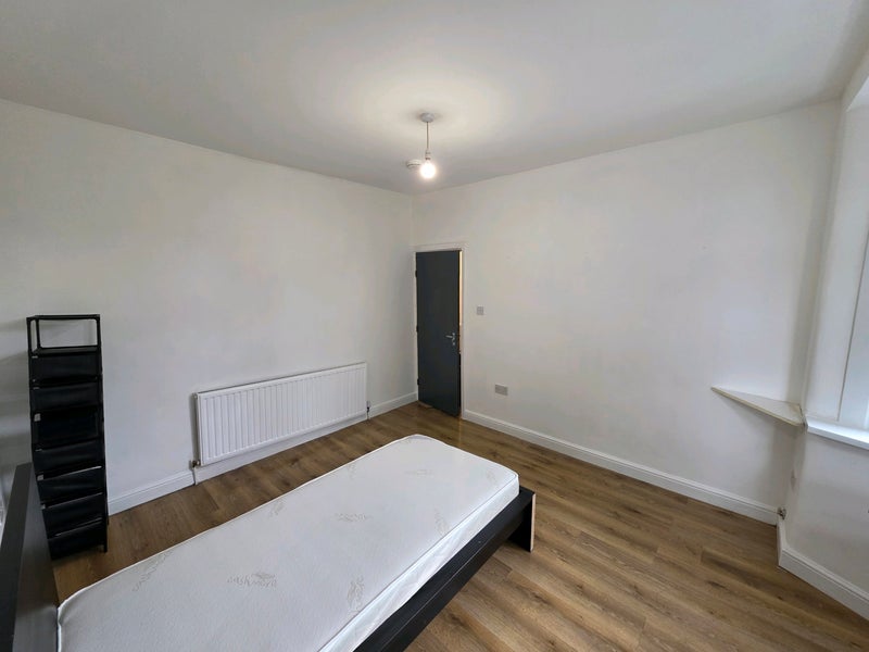 Room Chesterfield Road in Greater London