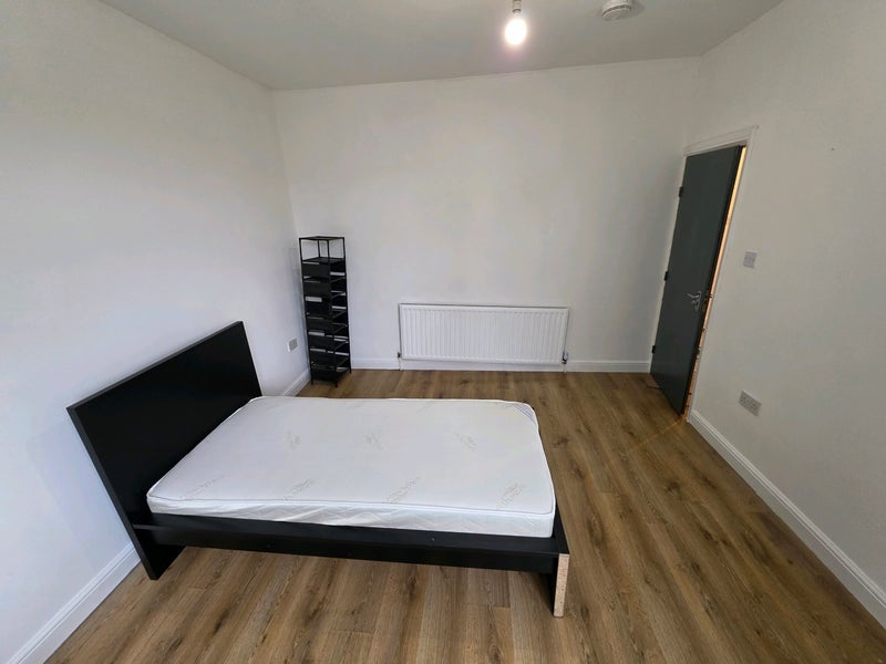 Room Chesterfield Road in Greater London