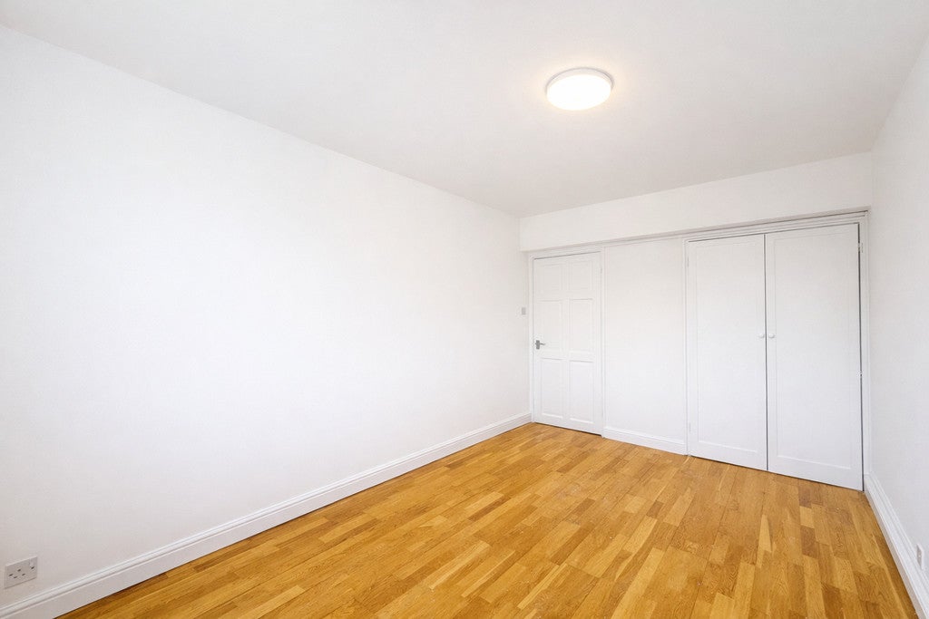 Flat Medfield Street in Greater London