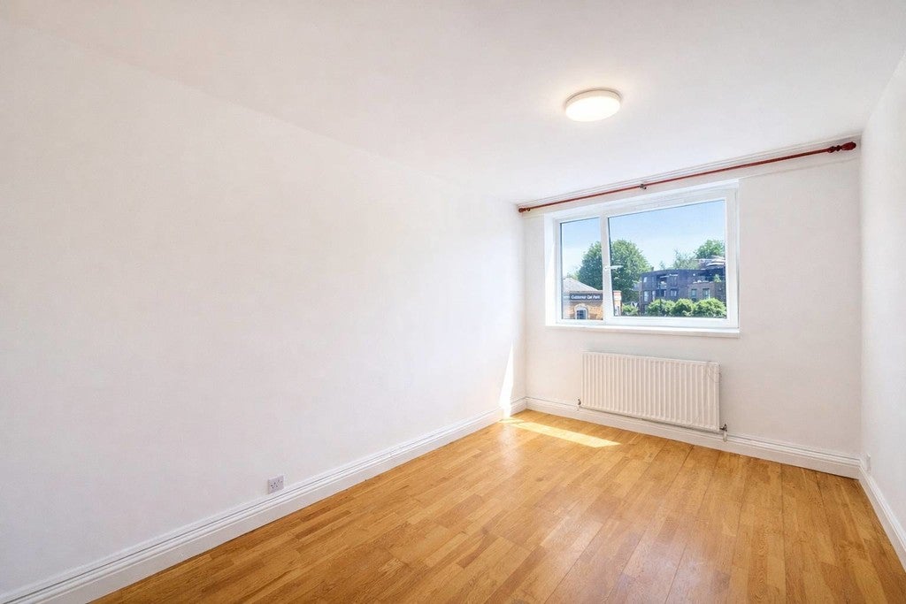 Flat Medfield Street in Greater London