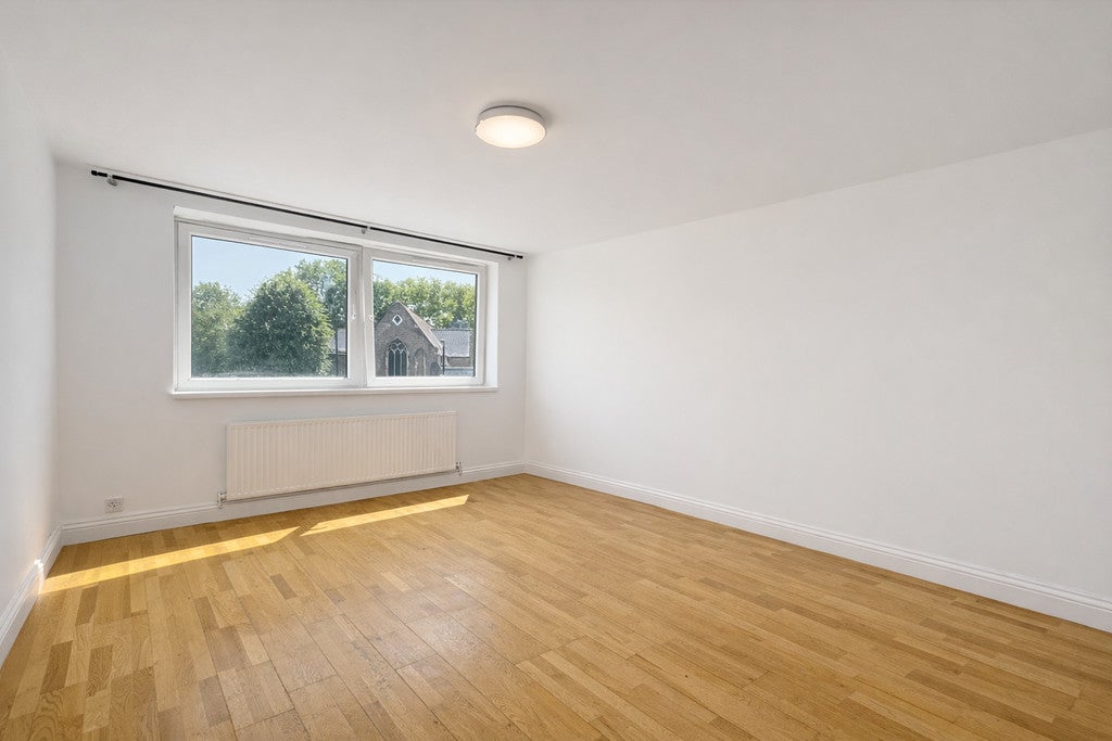 Flat Medfield Street in Greater London
