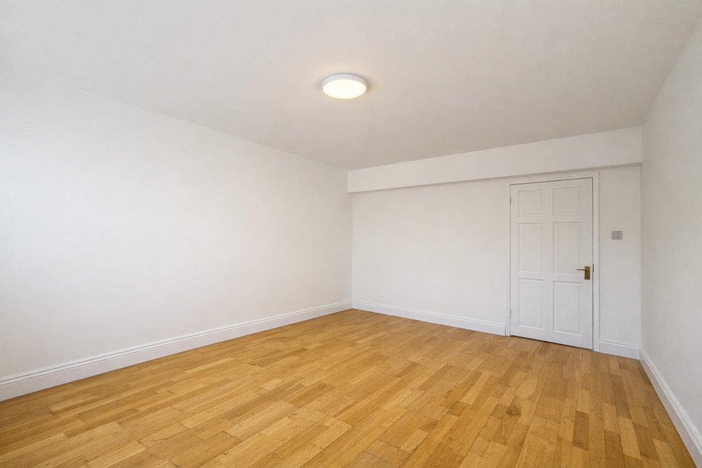 Flat Medfield Street in Greater London