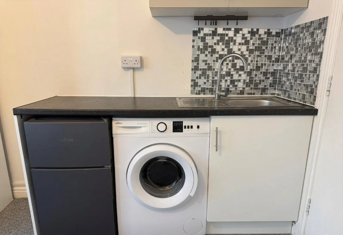 Flat Westleigh Gardens in Greater London