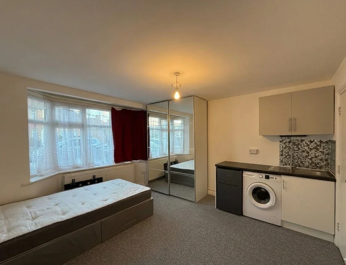 Flat Westleigh Gardens in Greater London