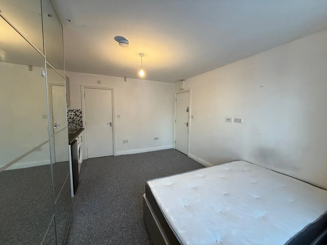Flat Westleigh Gardens in Greater London
