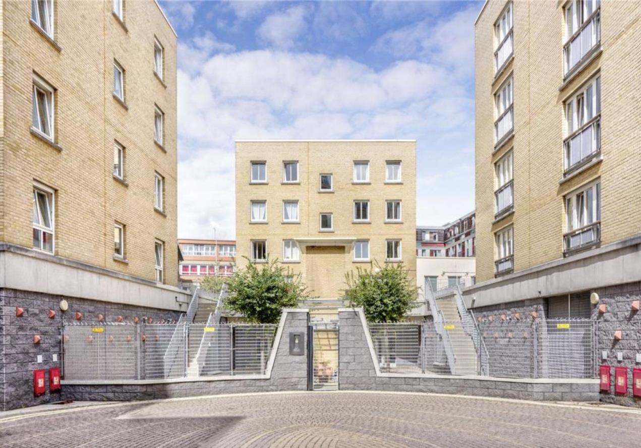 Flat Coke Street in Greater London