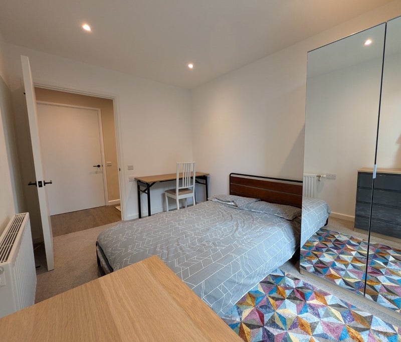 Room Ratcliffe Cross Street in Greater London