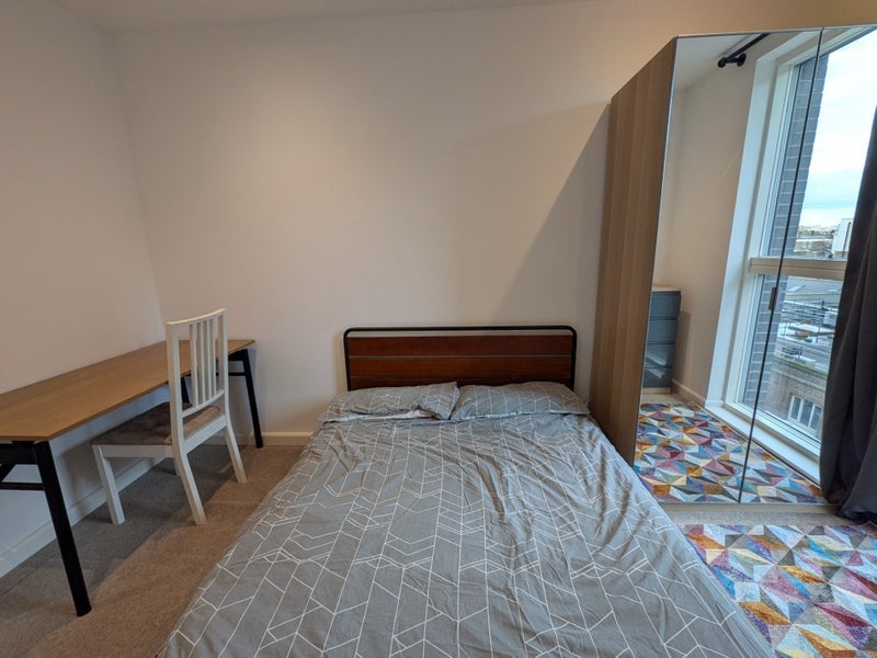 Room Ratcliffe Cross Street in Greater London