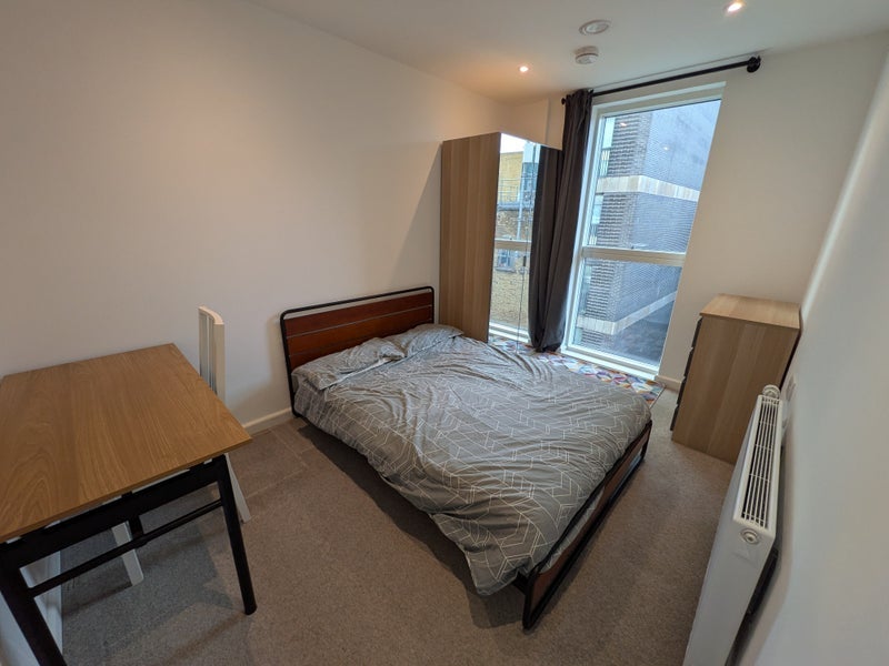 Room Ratcliffe Cross Street in Greater London