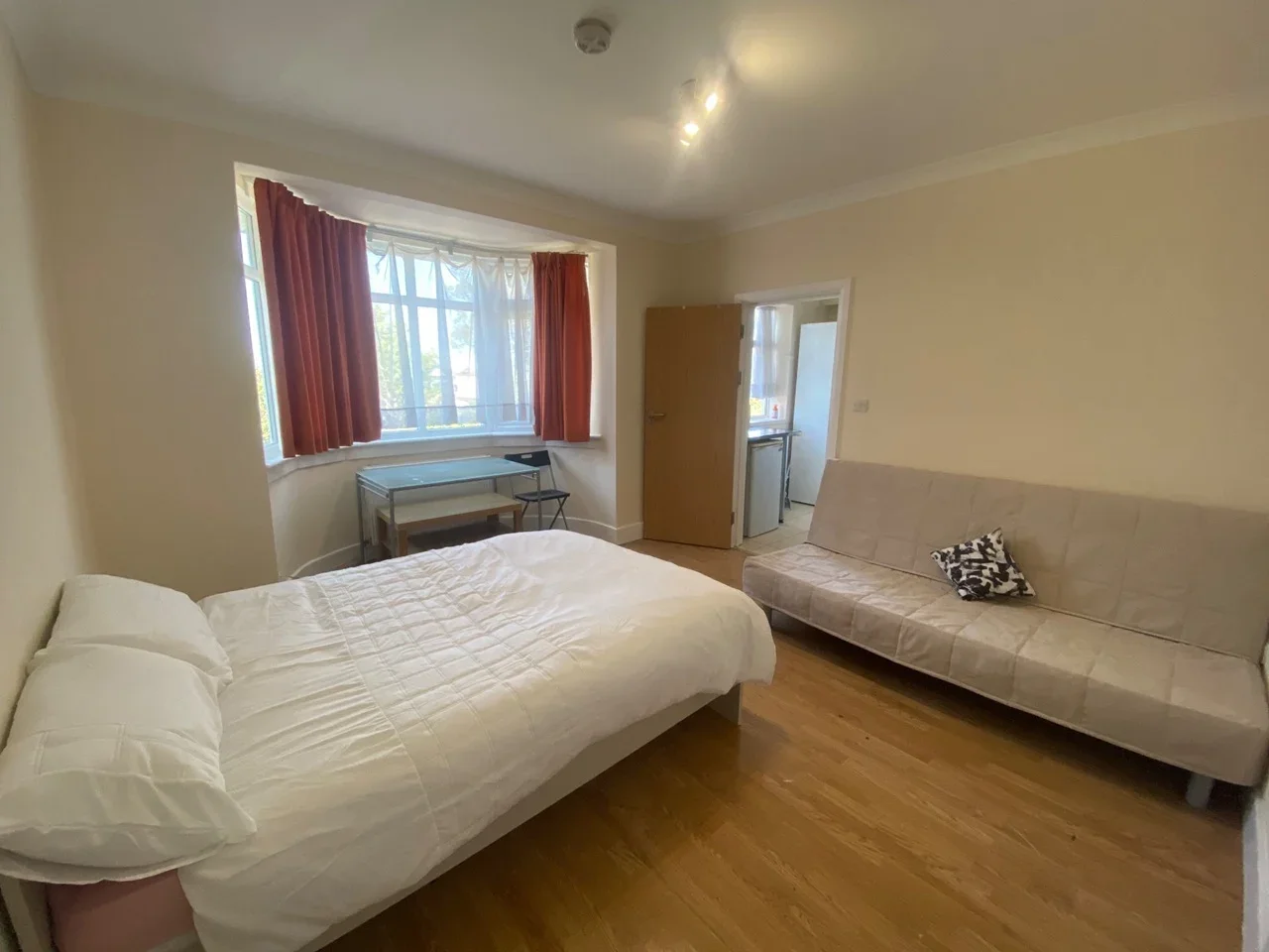 Flat Tanfield Avenue in Greater London