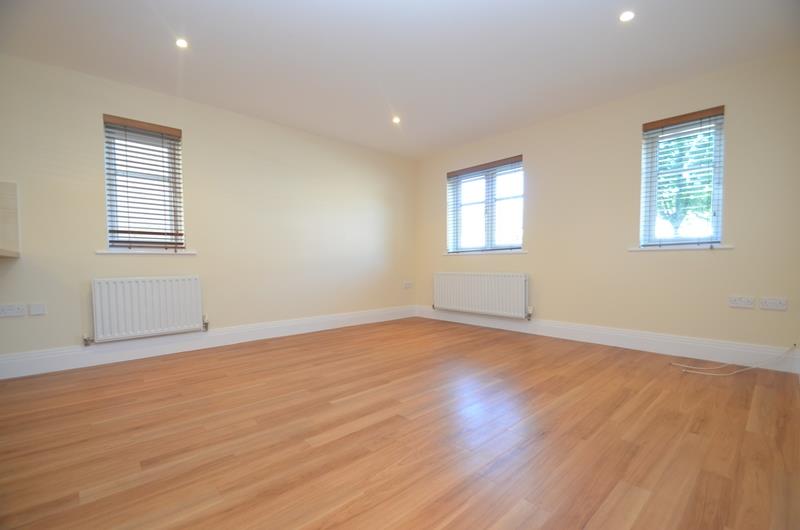Flat Elm Park Court in Greater London