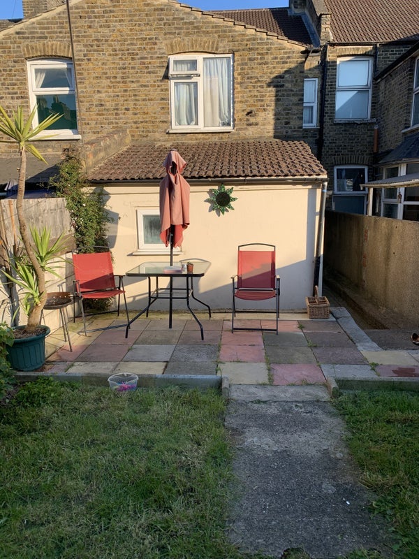 Room Leslie Road in Greater London
